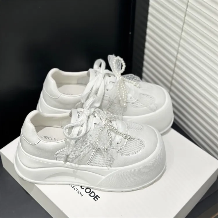 真皮网面透气小白鞋2025新款厚底板鞋爆款软底女鞋百搭串珠休闲鞋