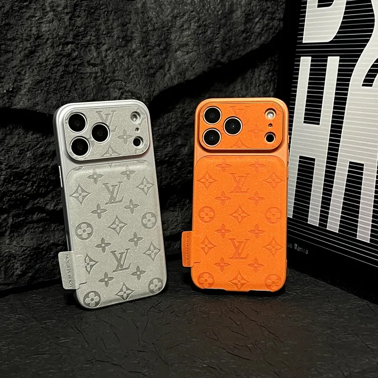 轻奢潮牌贴皮压印标适用于苹果17promax手机壳iPhone16精孔大视窗