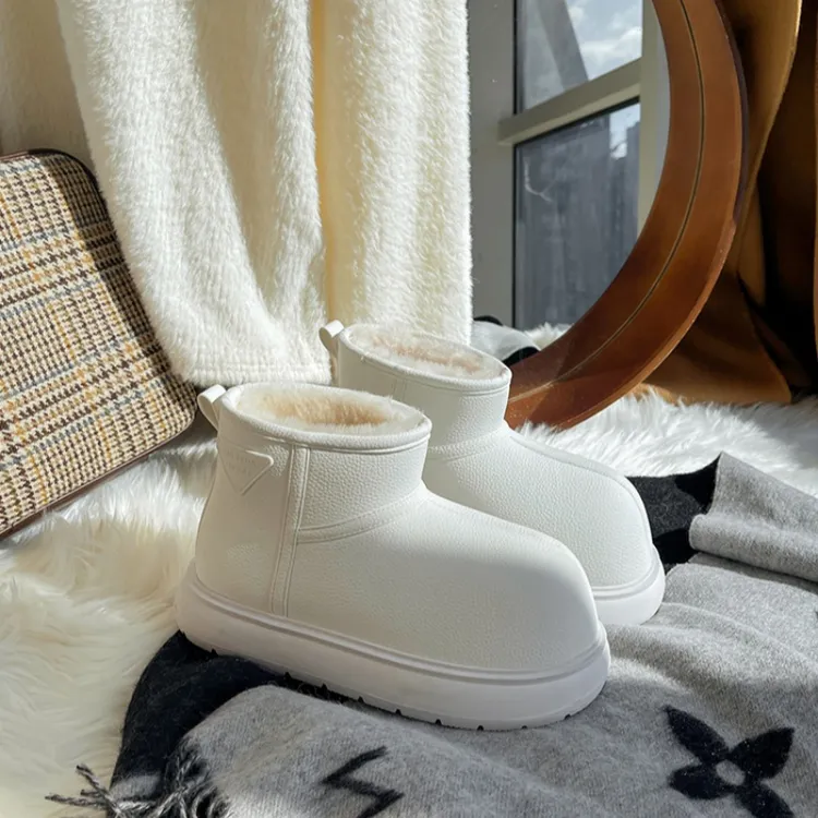 卡皮巴拉百搭厚底雪地靴女2025新款时尚复古三角标加绒防水棉鞋