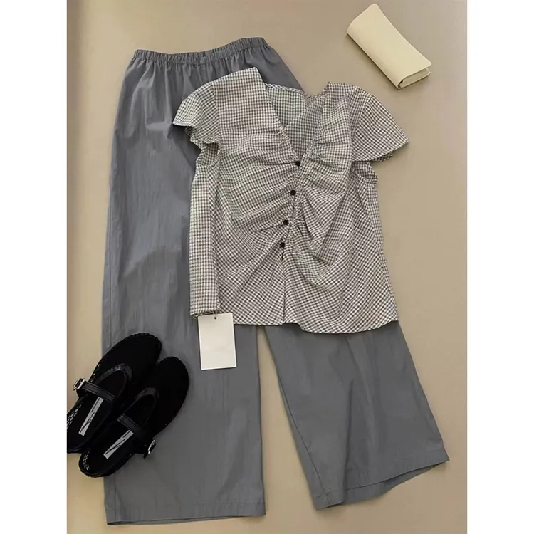 今年流行的漂亮格子v领短袖衬衫修身设计感褶皱开叉别致小衫上衣