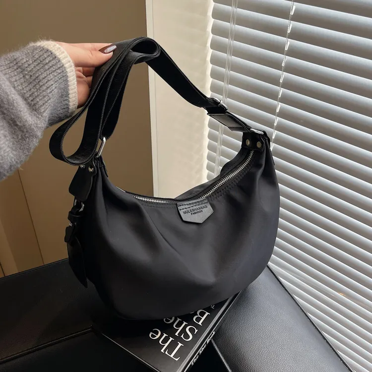 高级感休闲饺子包女2025新款时尚通勤单肩斜跨包户外简约潮流布包