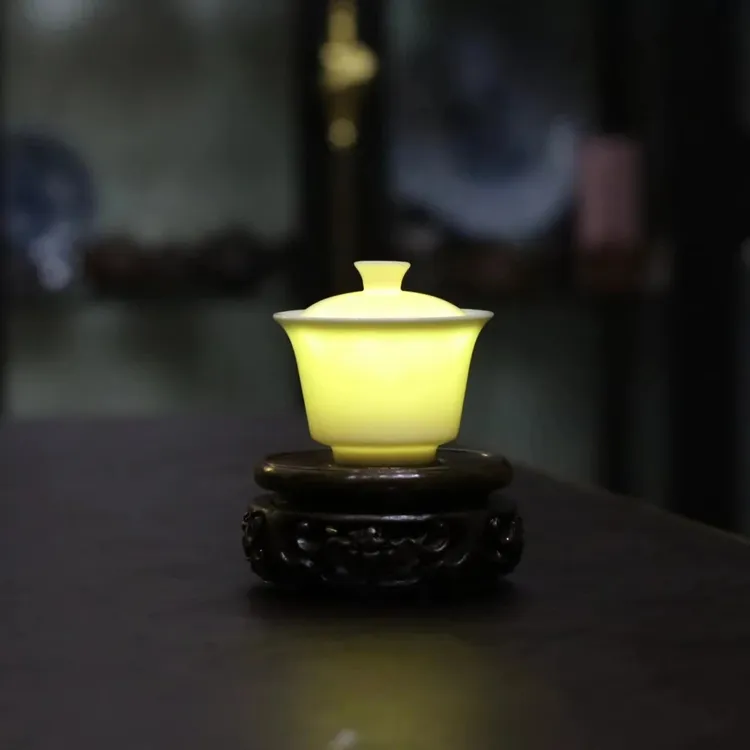 【陈旭签名底款】马蹄黄色盖碗-德化瓷-容量90CC左右。