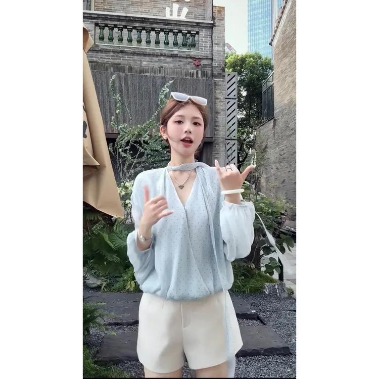 2025新款长袖V领飘带波点衬衫女设计感气质显瘦通勤百搭法式上衣