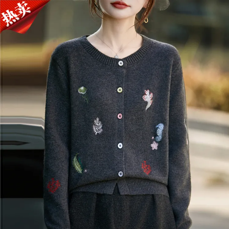 哥弟阿玛施正品重工绣花长袖针织开衫上衣时尚圆领彩扣短外搭秋冬