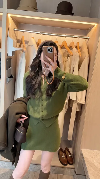 高级感绿色小香风针织套装女2025秋冬新款软糯毛衣外套半裙两件套