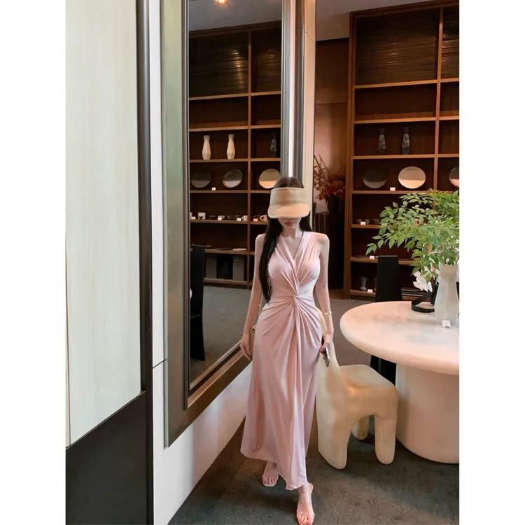 法式名媛风粉色无袖连衣裙女夏季气质褶皱v领收腰修身包臀长裙子