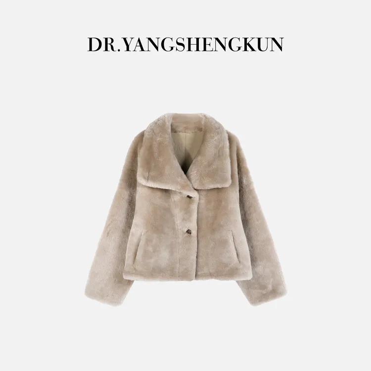 杨圣坤2025冬季新品进口南非洛曼加厚保暖皮毛一体外套EY25102276