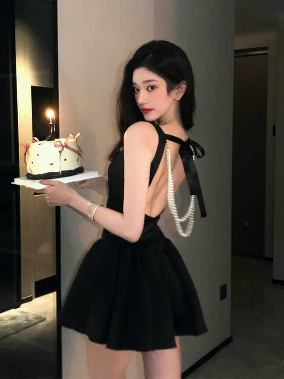 法式辣妹收腰显瘦无袖背心连衣裙秋冬季气质时尚高级感蓬蓬小黑裙