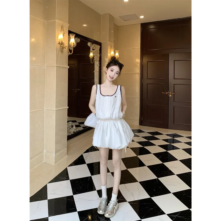 甜辣白色U领吊带背心连衣裙女夏季新款运动休闲收腰显瘦花苞短裙