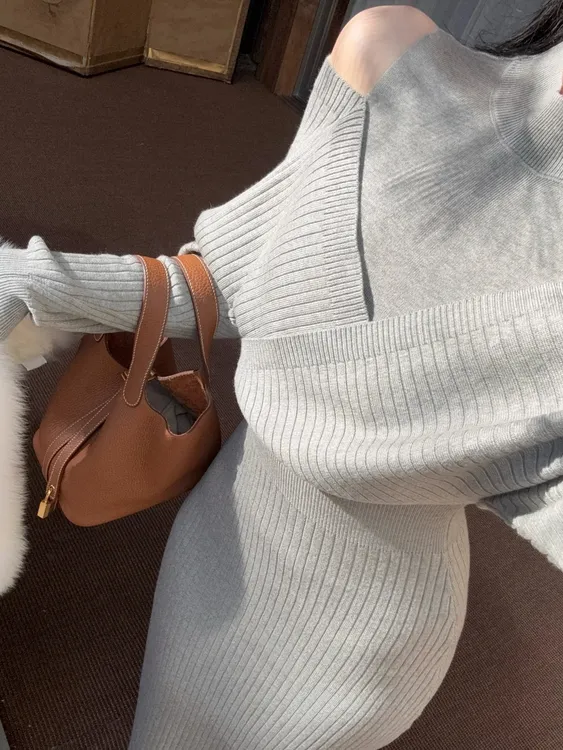 纯欲风欧尼气质收腰针织连衣裙女设计感露肩假两件包臀毛衣长裙