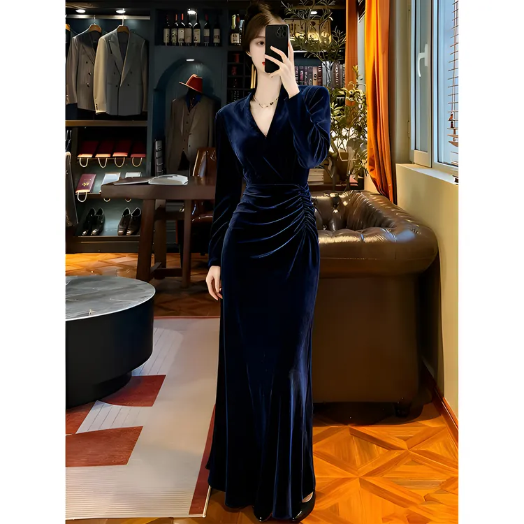 2025秋冬新款轻奢优雅风丝绒连衣裙女V领修身收腰气质长裙复古