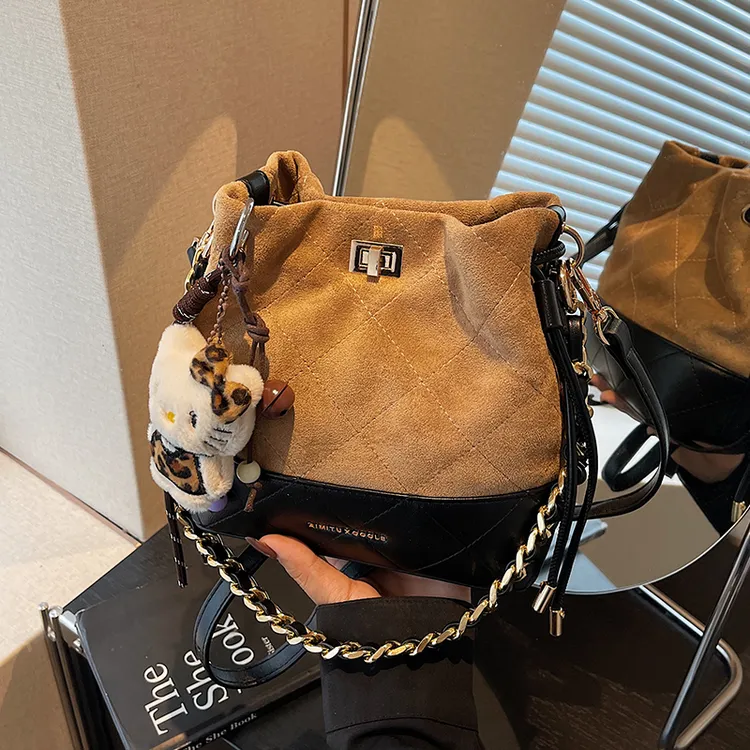 艾米兔女包2025新款时尚百搭休闲简约质感复古风单肩斜挎水桶包