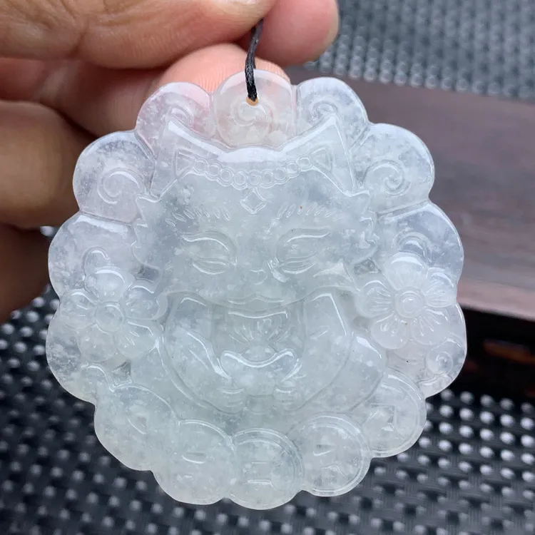 缅甸天然翡翠A货九尾狐狸妖狐仙铜钱桃花挂件吊坠带证书白色精雕