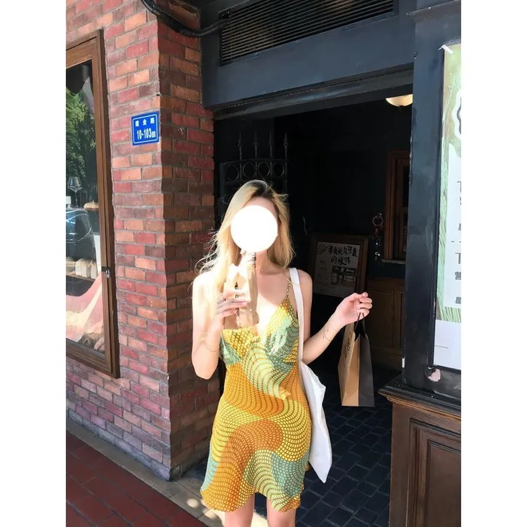 纯欲复古度假风吊带裙子女夏季新款V领不规则循环撞色印花连衣裙