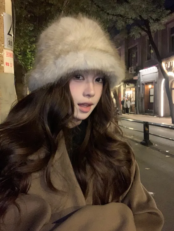 毛毛渔夫帽女2025新款冬季皮草护耳帽长白山保暖显脸小防寒毛绒帽