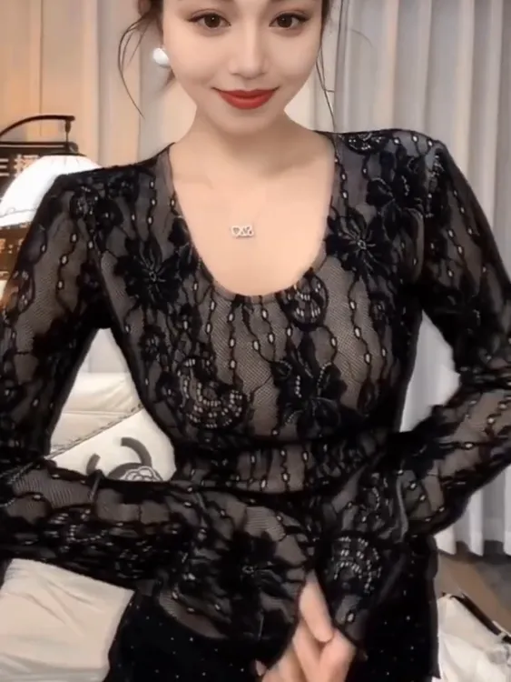 圆领蕾丝长袖打底衫