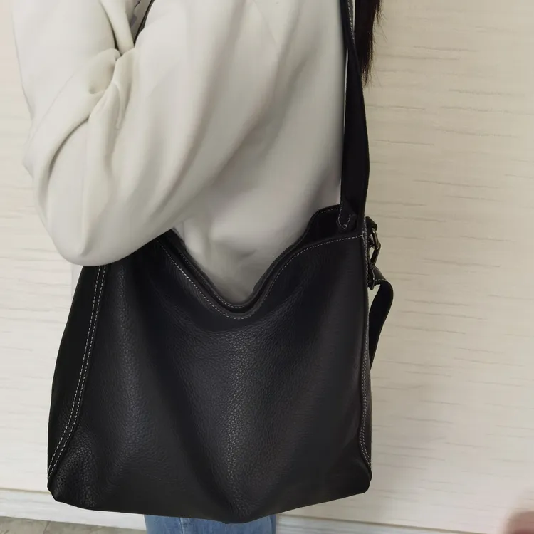 2025秋冬款单肩斜挎宽肩带头层牛皮女包后贴兜拉链款休闲慵懒风