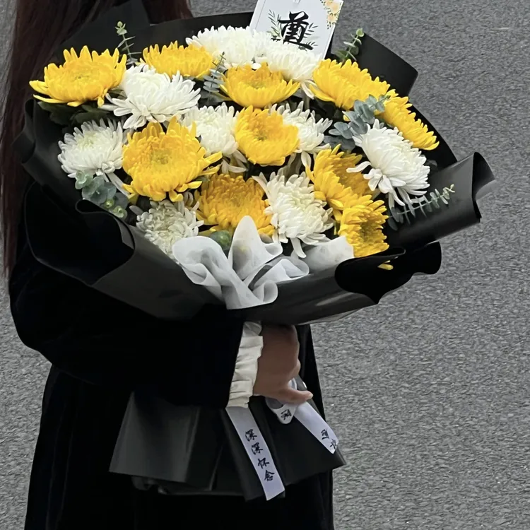 黄白菊花黄玫瑰混搭花束图片全国同城配送用于纪念追思菊花花束