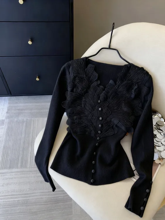 法式气质蕾丝花边v领针织衫女2025秋冬新款复古黑色修身显瘦上衣