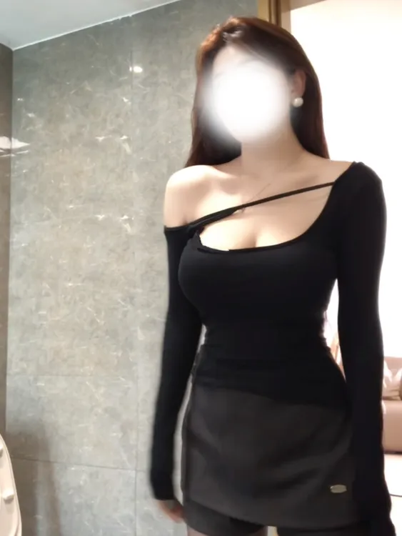 秋季辣妹性感穿搭斜肩短款上衣女高级感修身黑色长袖t恤打底衫女