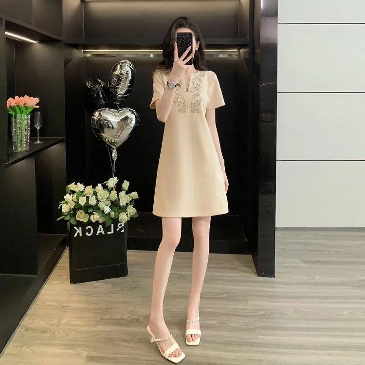 杏色小V领连衣裙女夏季显瘦气质遮肚子减龄休闲外出洋气裙子