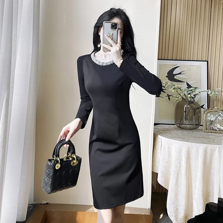 高级感气质轻奢小黑裙法式赫本风女装连衣裙秋季修身名媛长袖裙子