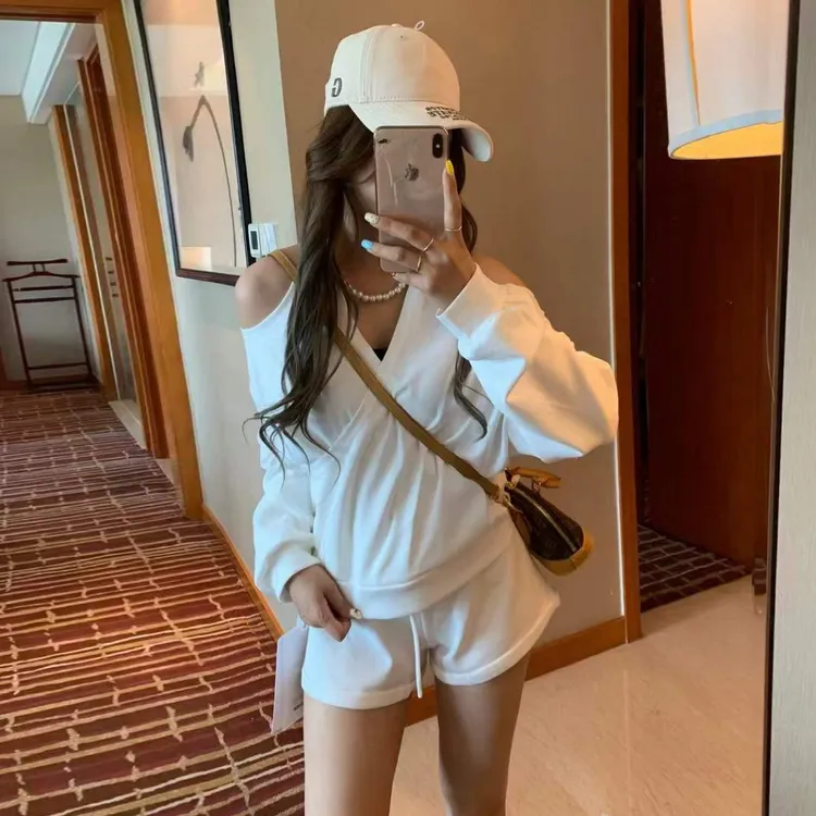 2025秋装新款小个子韩系休闲露肩长袖衬衫卫衣+短裤两件套套装