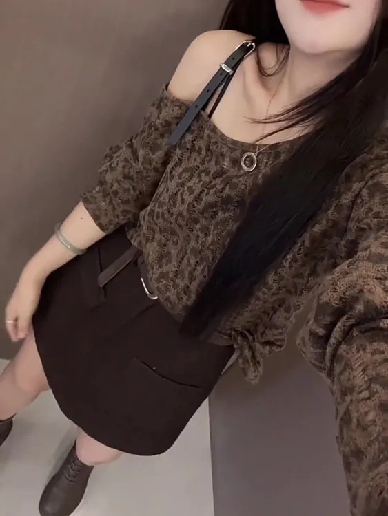 欧洲站单肩带豹纹印花上衣2025年秋季女装时髦洋气斜领露肩T恤衫