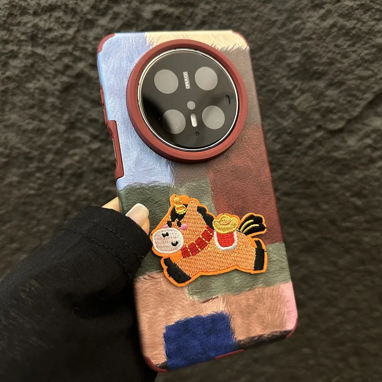 适用华为mate70pro+手机壳pura70pro刺绣小马挂绳mate60pro贴皮女