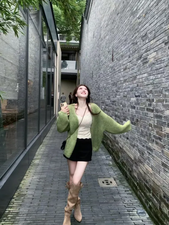 秋冬新款韩系穿搭一整套温柔慵懒风绿色针织毛衣黑色短裤两件套女