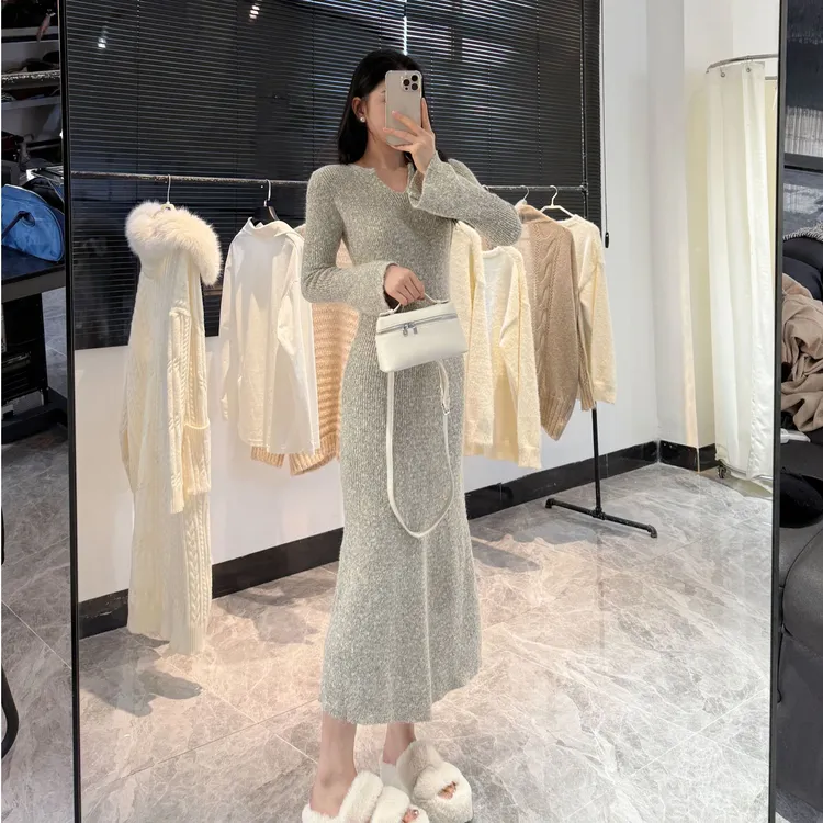 设计感v领针织连衣裙女春季时尚喇叭袖毛衣长裙气质收腰a字裙
