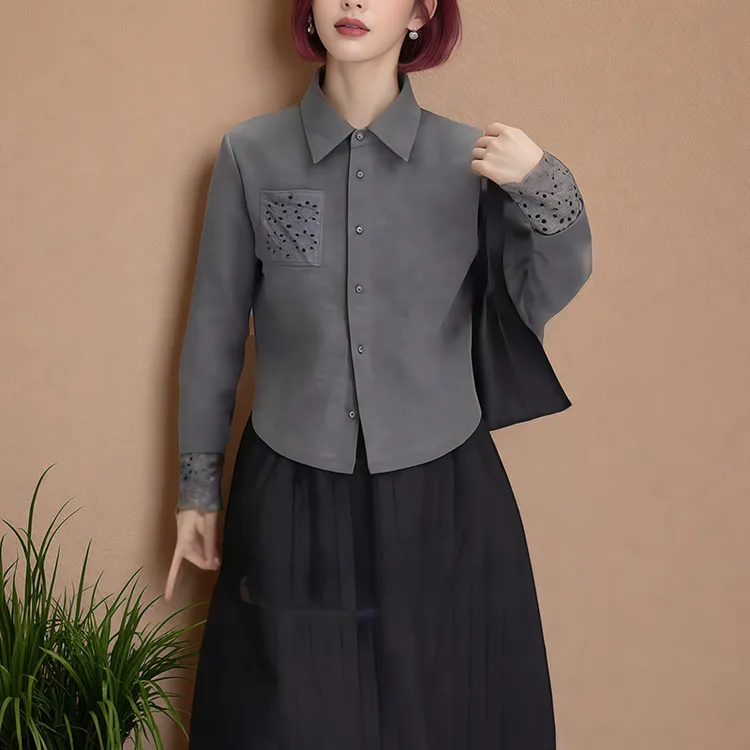 灰色翻领衬衫女士2026秋冬新款减龄洋气内搭叠穿蕾丝钩花打底上衣
