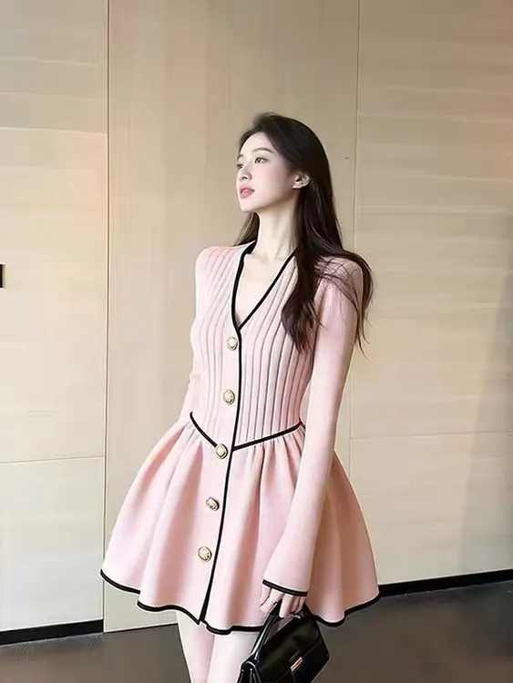 粉色V领小香风长袖连衣裙女早秋2025新款名媛气质高级感收腰短裙