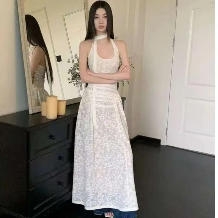 美式辣妹高级感收腰显瘦无袖连衣裙女夏季个性挂脖碎花叠穿长裙子