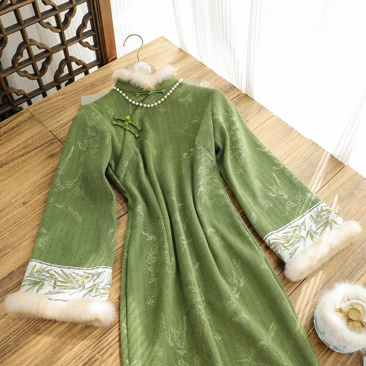 俏娘鱼绿色素雅新中式改良倒大袖旗袍女2025冬新款加绒年轻款保暖