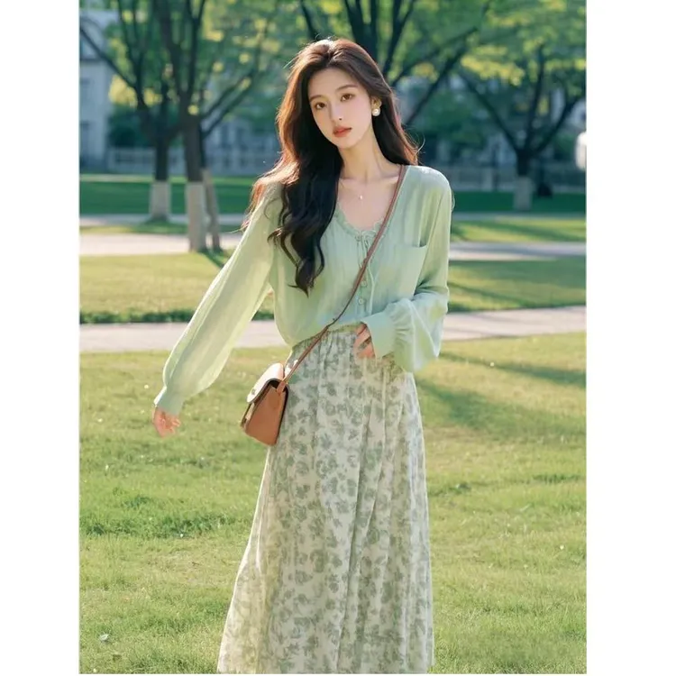【bing】桔梗法式减龄穿搭2025开春新款绿色v领上衣碎花半裙两件套