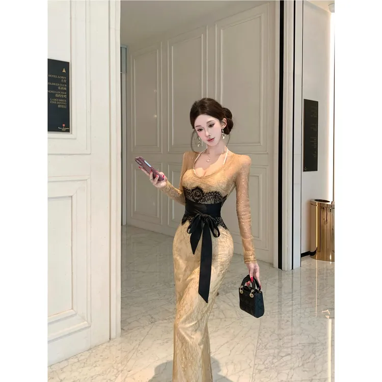 法式气质女神2026春季新款ins性感蕾丝v领修身收腰连衣裙包臀长裙