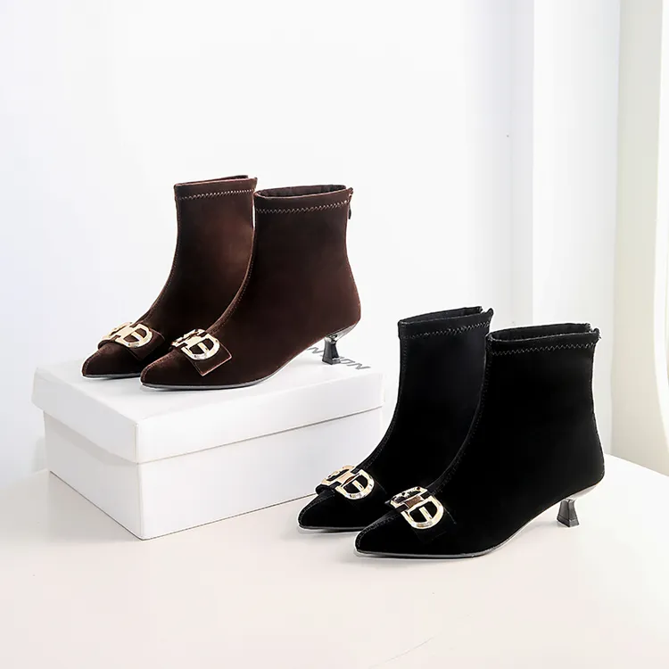 韩版水钻方扣2025新黑色尖头瘦瘦靴女细跟高跟短靴百搭气质时装靴