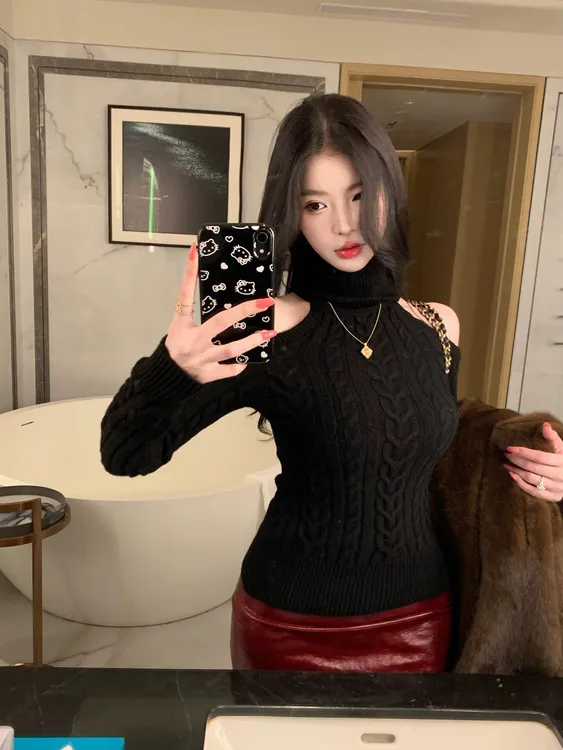 韩系反叛风名媛高领麻花设计感露肩毛衣秋冬收腰修身长袖打底衫女