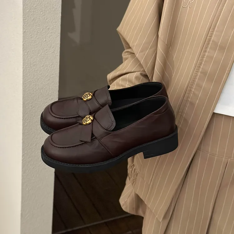 jk学院风山茶花黑色英伦小皮鞋2025秋季新款圆头粗跟深口乐福单鞋