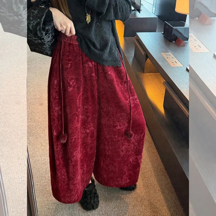 张涩涩“乐透人生”格调气场！ 红色雪尼尔提花9分飘带阔腿裤