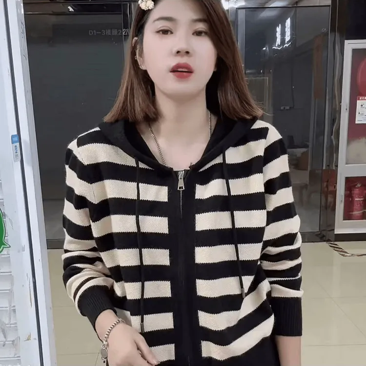 秋装女款爆款2025新款带帽休闲时尚开衫条纹宽松显瘦长袖针织外套