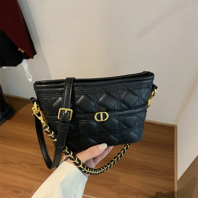 2026新款时尚法式菱格黑色小包斜挎包百搭通勤斜跨腋下包