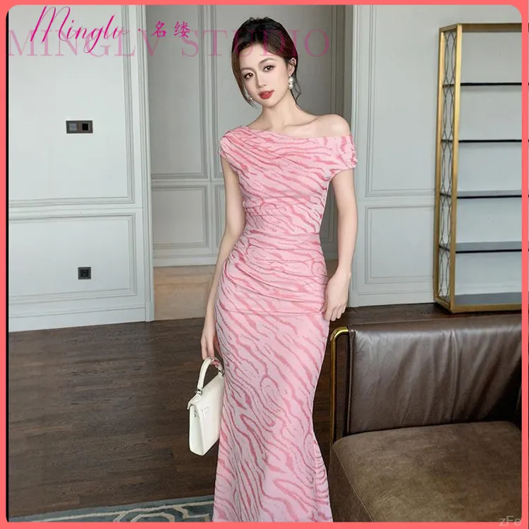 名缕粉色连衣裙女夏季2025新款鱼尾修身显瘦气质一字肩优雅长裙