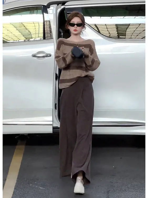 复古港风2025秋季慵懒圆领咖色条纹针织衫休闲裤子减龄两件套装女