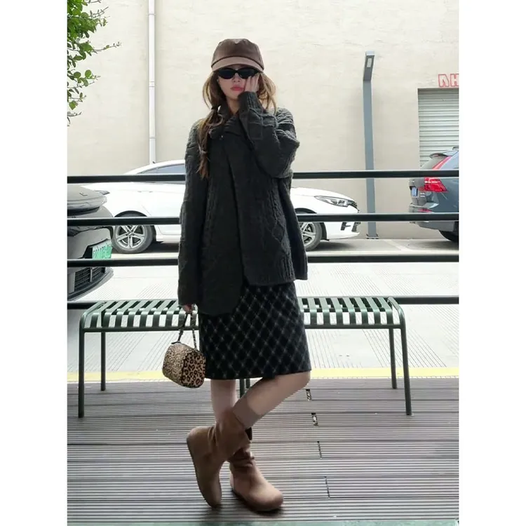 2025秋季新款女韩系穿搭宽松翻领长袖毛衣开衫气质高腰条纹半身裙