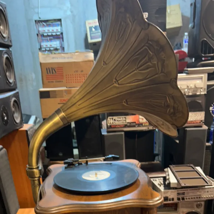 8新  包邮，无线材，无运费险，梵音古典留声机一台