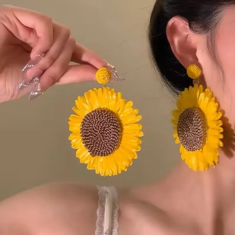 合金耳饰 轻奢田园风手工编织耳环女拉菲草向日葵花朵度假风耳钉