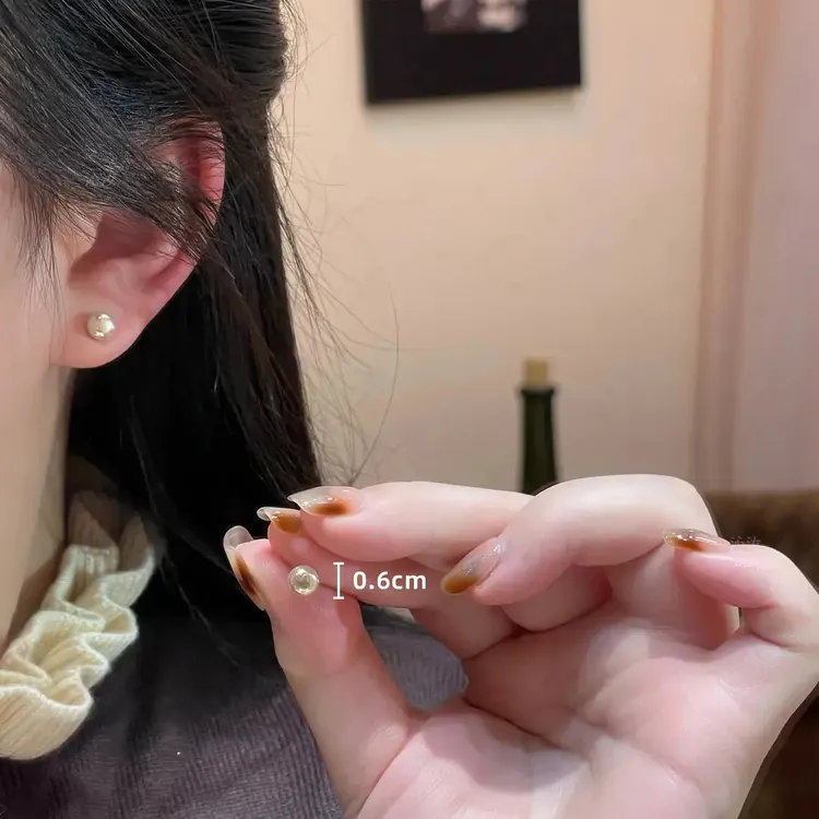 许妍同款米色极光幻彩珠珠耳钉FM743