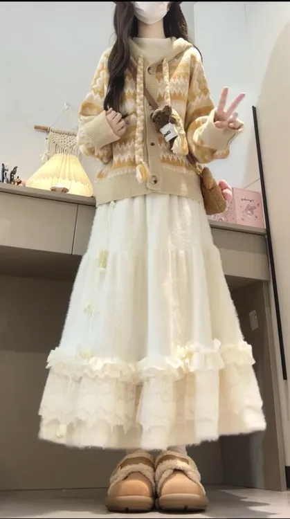2025秋冬新款韩系慵懒风软糯黄色毛衣开衫搭配蕾丝半身裙两件套女